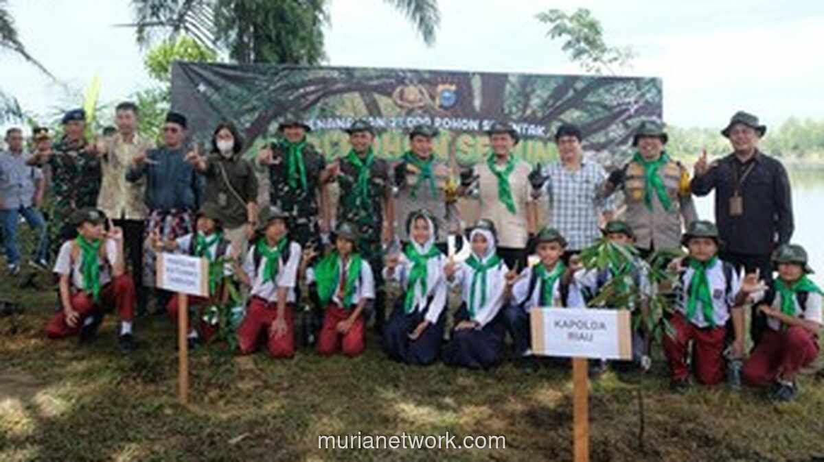 Ratusan Pelajar Riau Tanam Harapan di Gerakan 21.000 Pohon