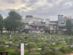 Di Atas Got, di Antara Nisan: Kisah Imah dan Warga yang Numpang Hidup di TPU Kemiri