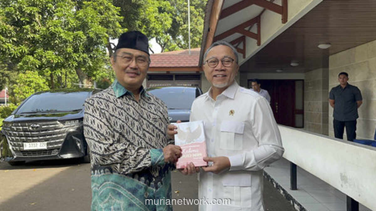 Jimly Sampaikan Buku Amandemen ke Zulhas, Bahas Reformasi Polri hingga Dukungan PAN