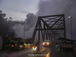 Lalu Lintas Lumpuh, Ratusan Kendaraan Tertahan di Bawah Ancaman Awan Panas Semeru