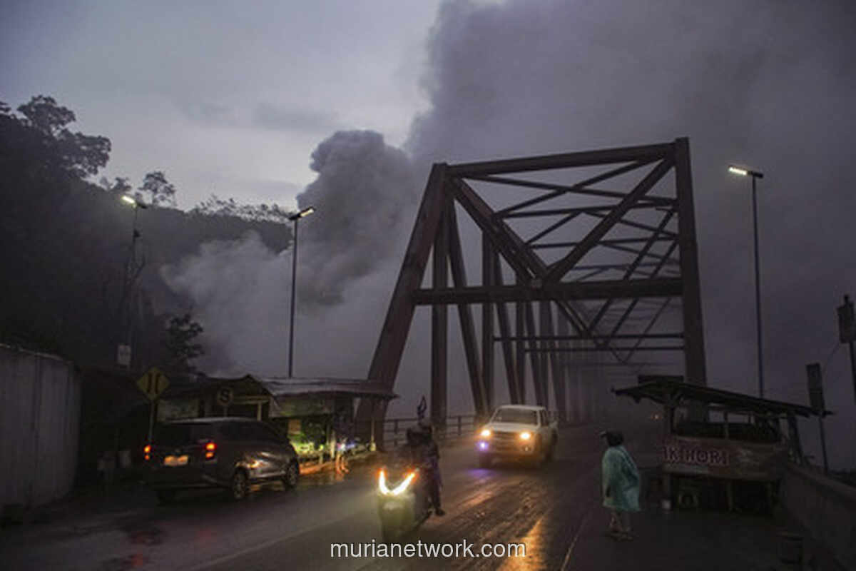 Lalu Lintas Lumpuh, Ratusan Kendaraan Tertahan di Bawah Ancaman Awan Panas Semeru