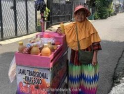 Setelah 29 Tahun Dorong Gerobak Jamu, Sumiati Akhirnya Bisa Umrah