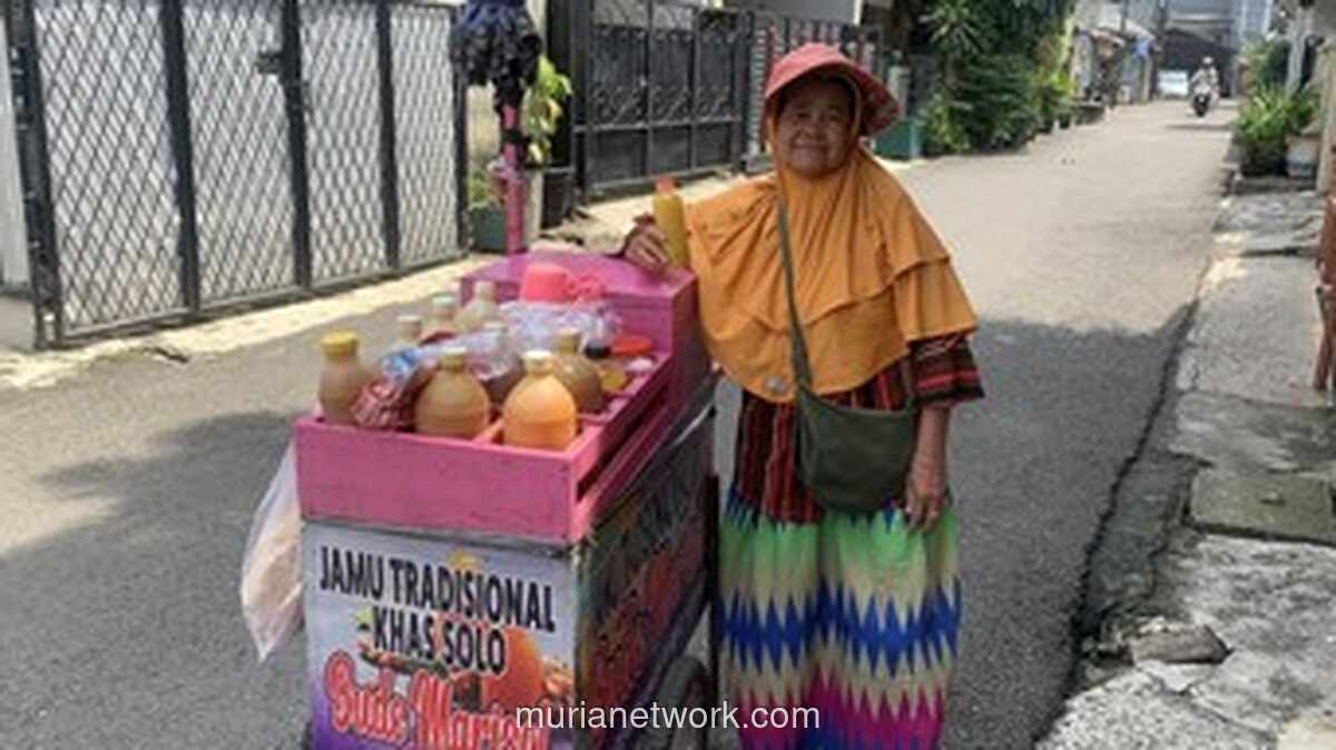 Setelah 29 Tahun Dorong Gerobak Jamu, Sumiati Akhirnya Bisa Umrah
