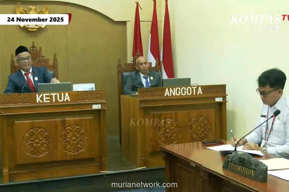 Sembilan Bagian Ijazah Jokowi Dihitamkan, KPU Digugat ke KIP