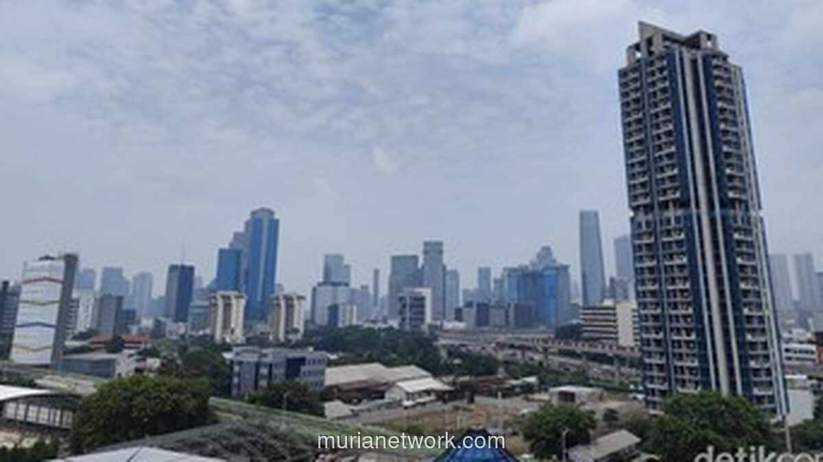 Jakarta Pagi Ini: Awan Tebal Mendominasi, Cerah Sesaat di Siang Hari