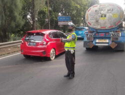 Truk Tangki Mogok di Cawang, Arus Tol Cikampek Tersendat Parah
