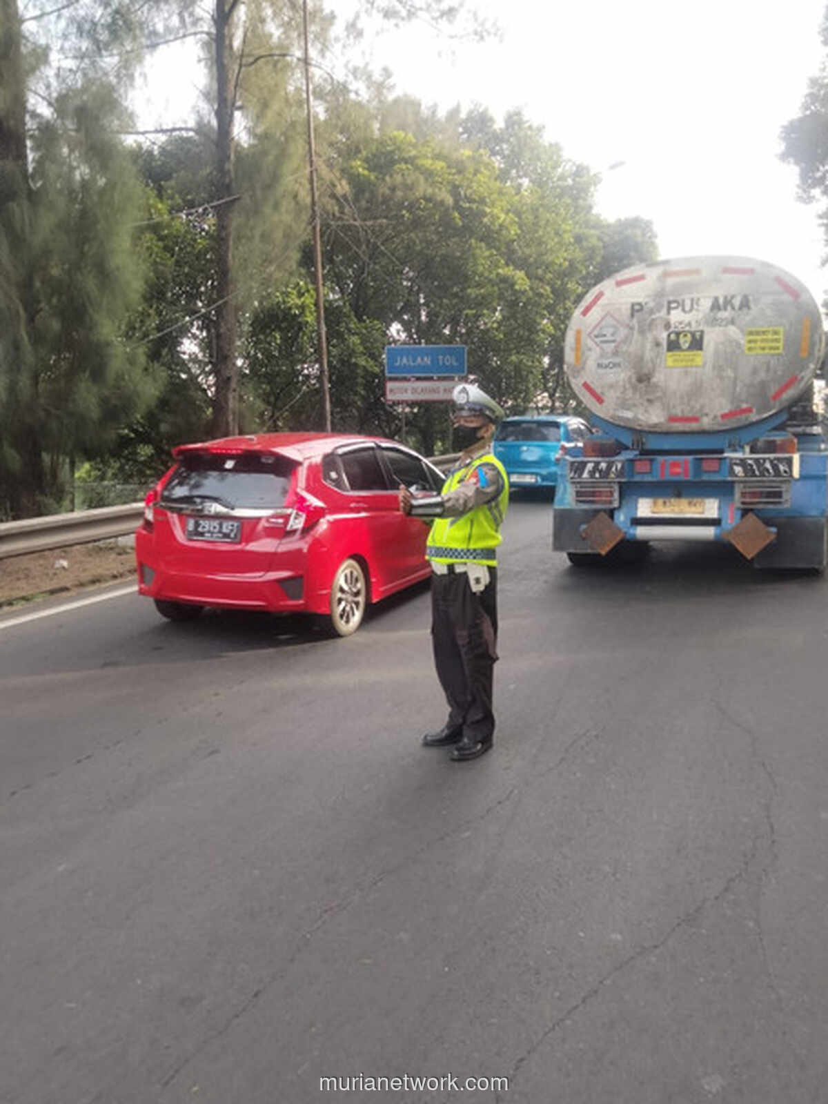 Truk Tangki Mogok di Cawang, Arus Tol Cikampek Tersendat Parah