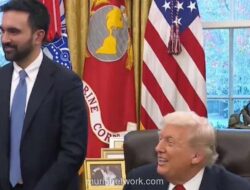 Trump Tertawa Tepuk Pundak Wali Kota yang Pernah Sebutnya Fasis