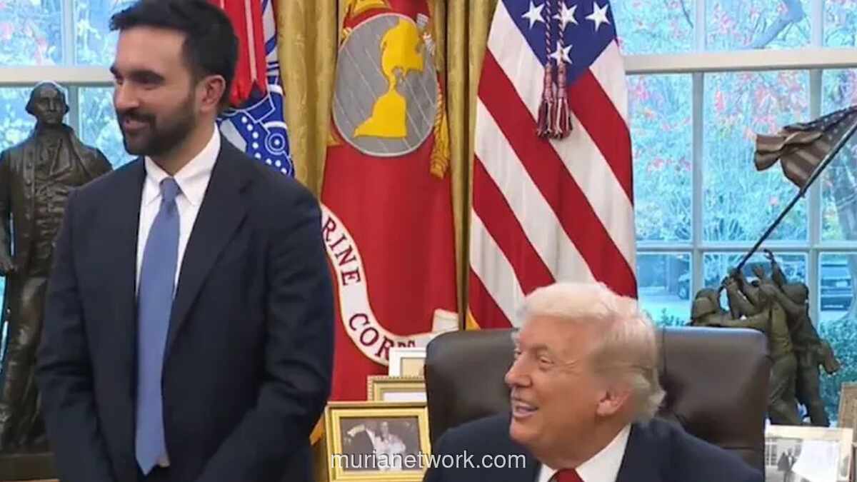 Trump Tertawa Tepuk Pundak Wali Kota yang Pernah Sebutnya Fasis