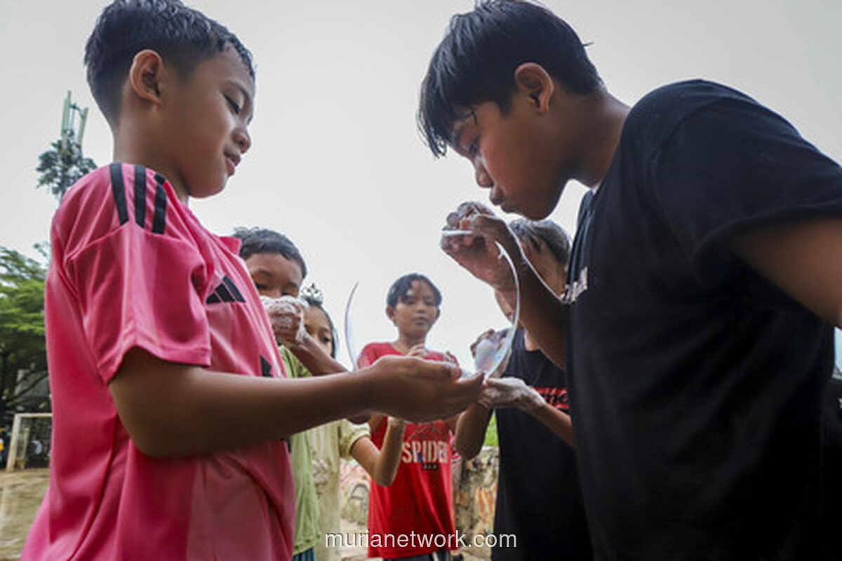 Gelembung Sabun dan Tawa: Potret Bahagia di Sela Hiruk-Pikuk Ibu Kota