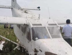 Pesawat Latih Berputar di Udara Sebelum Mendarat Darurat di Sawah Karawang