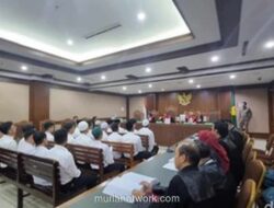 Dua Tersangka Diamankan, Mobil Dinas Kemendagri dan Motor Hangus Dirusak Massa