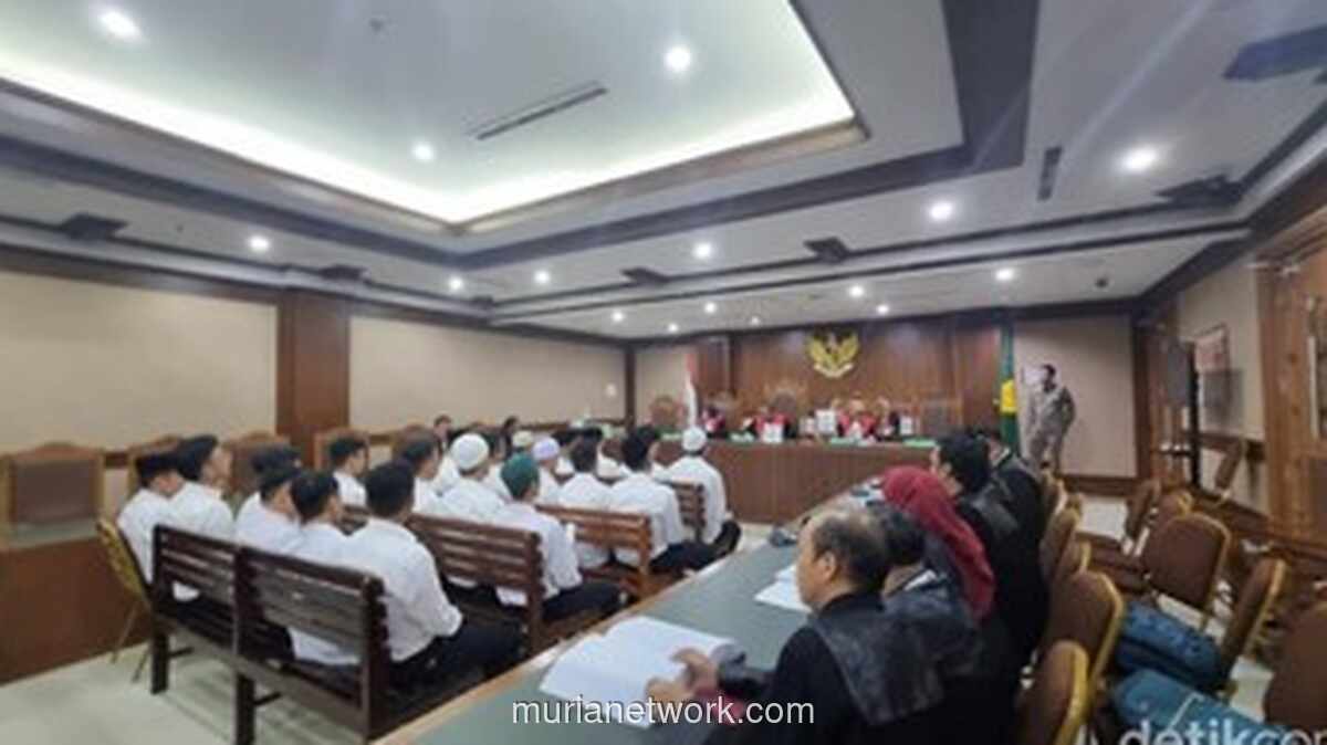 Dua Tersangka Diamankan, Mobil Dinas Kemendagri dan Motor Hangus Dirusak Massa