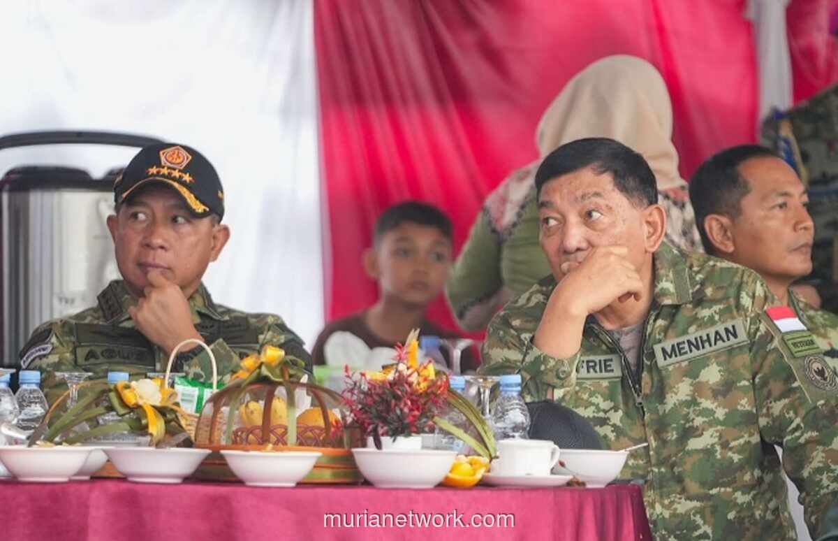 Ratusan Parasut Kostrad Warna-warni Hiasi Cakrawala Bangka Belitung