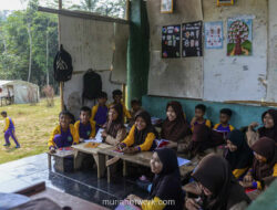 Madrasah dalam Bayang-bayang: Kisah Pilu Guru Bergaji Rp 300 Ribu di Tengah Gemerlap Pendidikan Nasional