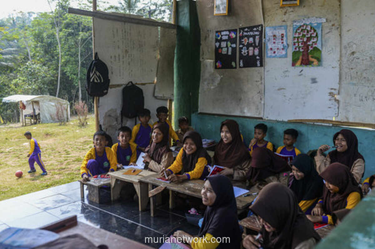 Madrasah dalam Bayang-bayang: Kisah Pilu Guru Bergaji Rp 300 Ribu di Tengah Gemerlap Pendidikan Nasional