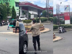 Polisi Acungkan Senjata Bubarkan Keributan Pelajar di Bandar Lampung