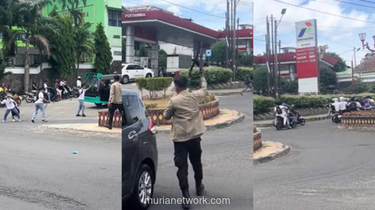 Polisi Acungkan Senjata Bubarkan Keributan Pelajar di Bandar Lampung