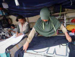 Sepuluh Tangan Terampil di Kios Jagakarsa: Setia Berjibun Pesanan demi Rasa Tenang