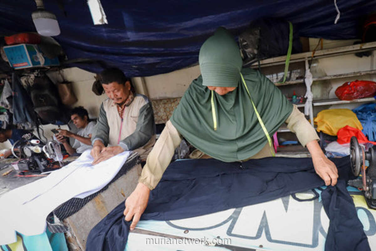 Sepuluh Tangan Terampil di Kios Jagakarsa: Setia Berjibun Pesanan demi Rasa Tenang