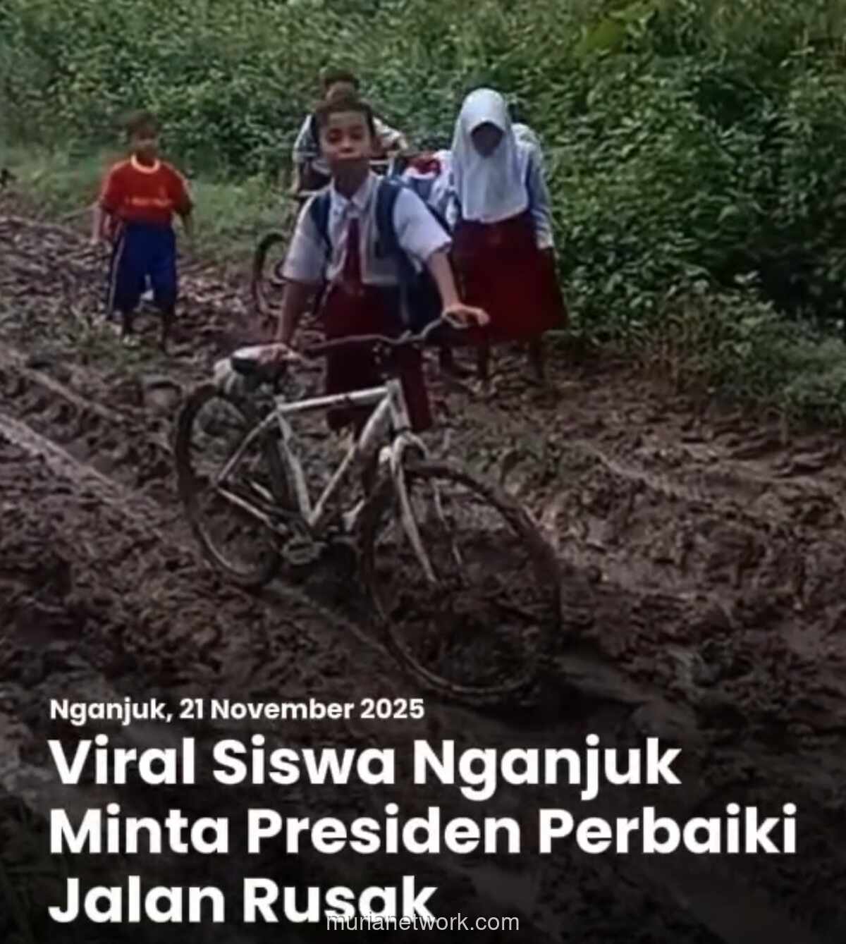 Rayuan Bocah Penembus Lumpur untuk Presiden: Tolong Benerin Jalan Saya, Pak