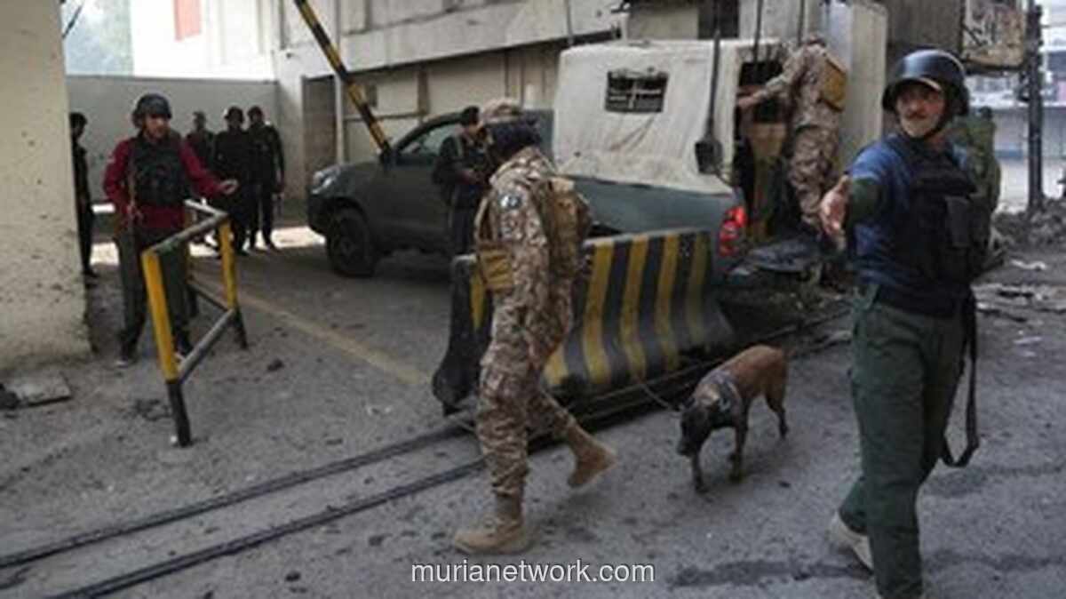Markas Pasukan Pakistan Diserbu Bom Bunuh Diri di Peshawar, Korban Jiwa Berjatuhan