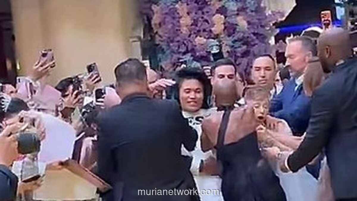 Penggemar Australia Dideportasi Usai Paksa Rangkul Ariana Grande di Acara Promosi Wicked Singapura