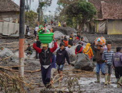 Warga Supiturang Berjuang Keluar dari Puing Erupsi Semeru