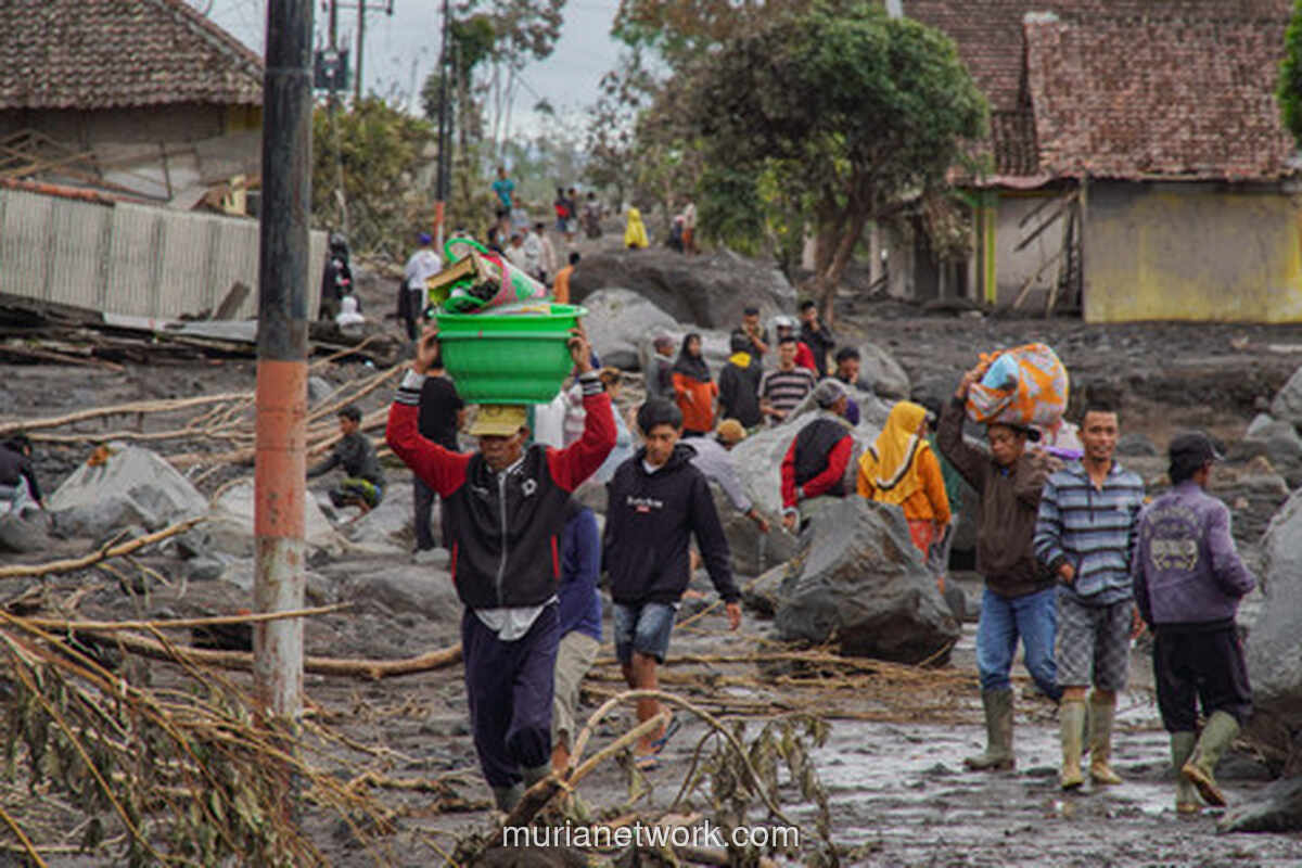 Warga Supiturang Berjuang Keluar dari Puing Erupsi Semeru