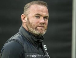Rooney Beri Sinyal Keras untuk Slot: Saatnya Jegal Legenda Liverpool