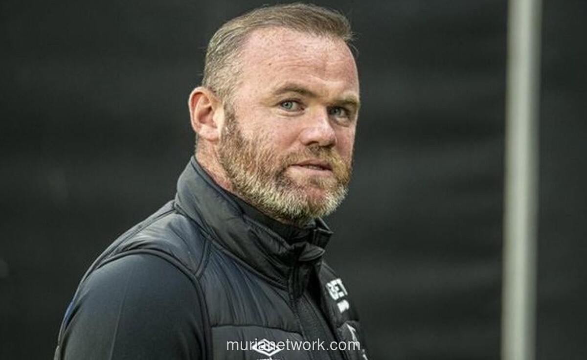 Rooney Beri Sinyal Keras untuk Slot: Saatnya Jegal Legenda Liverpool