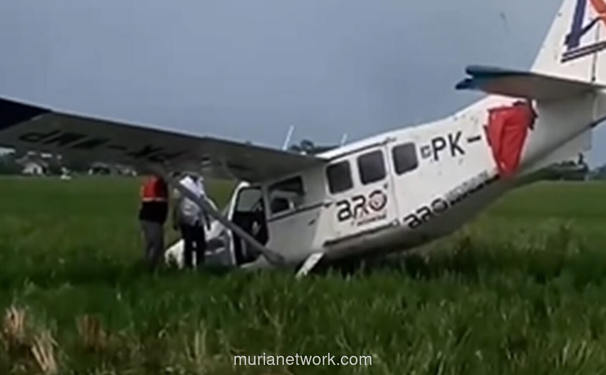 Pesawat Skydive Indonesia Jatuh di Sawah Karawang, Korban Masih Ditunggu