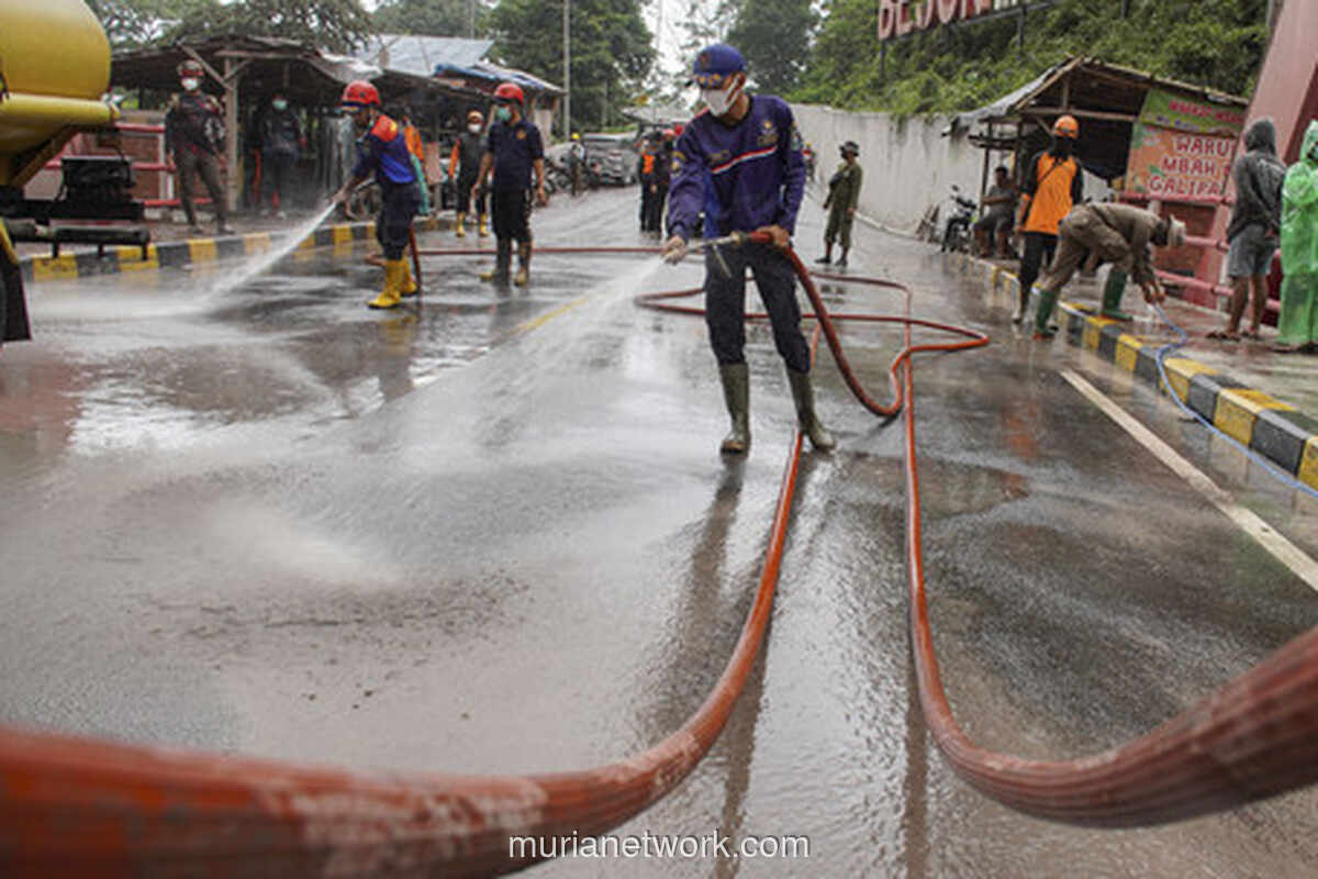 Tim Gabungan Siaga Bersihkan Jembatan dari Sisa Amukan Semeru