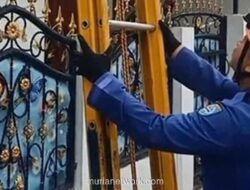 Damkar Depok Turun Tangan Evakuasi Sepatu Bocor dari Atap Rumah