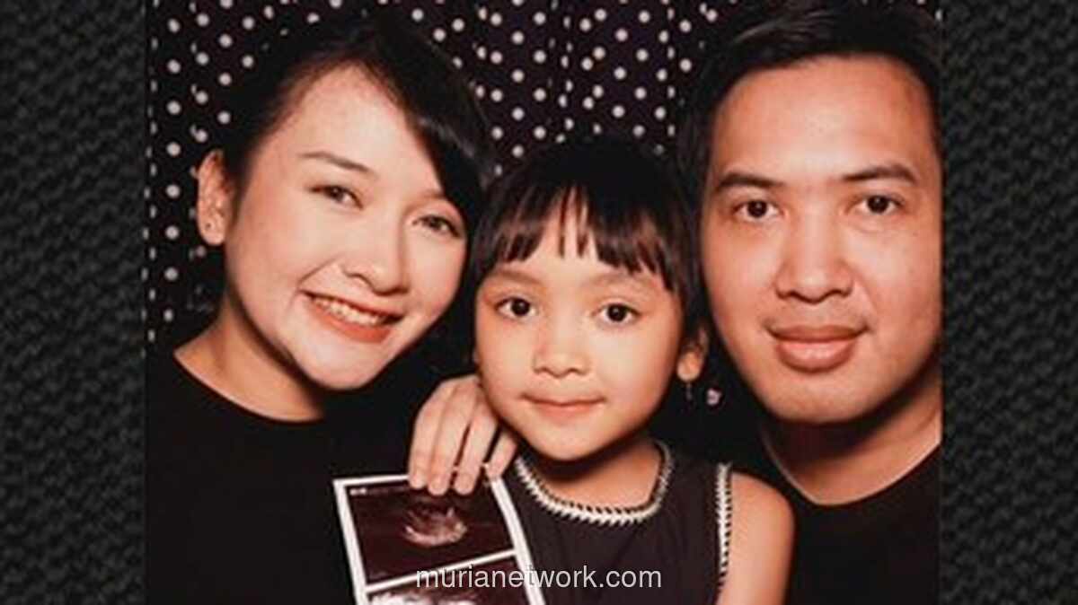 Warna Biru Pecah, Kinal Umumkan Jenis Kelamin Calon Bayi Kedua