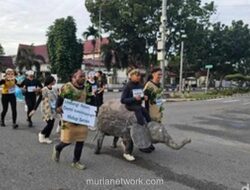 Gajah Raksasa dan Pelari Superhero Ramaikan Brimob Run di Jantung Kota Pekanbaru