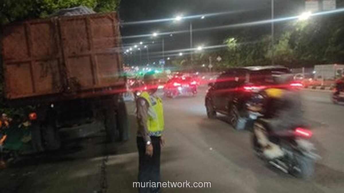 Truk Sampah Pecah Ban, Lalu Lintas Klender Sempat Lumpuh