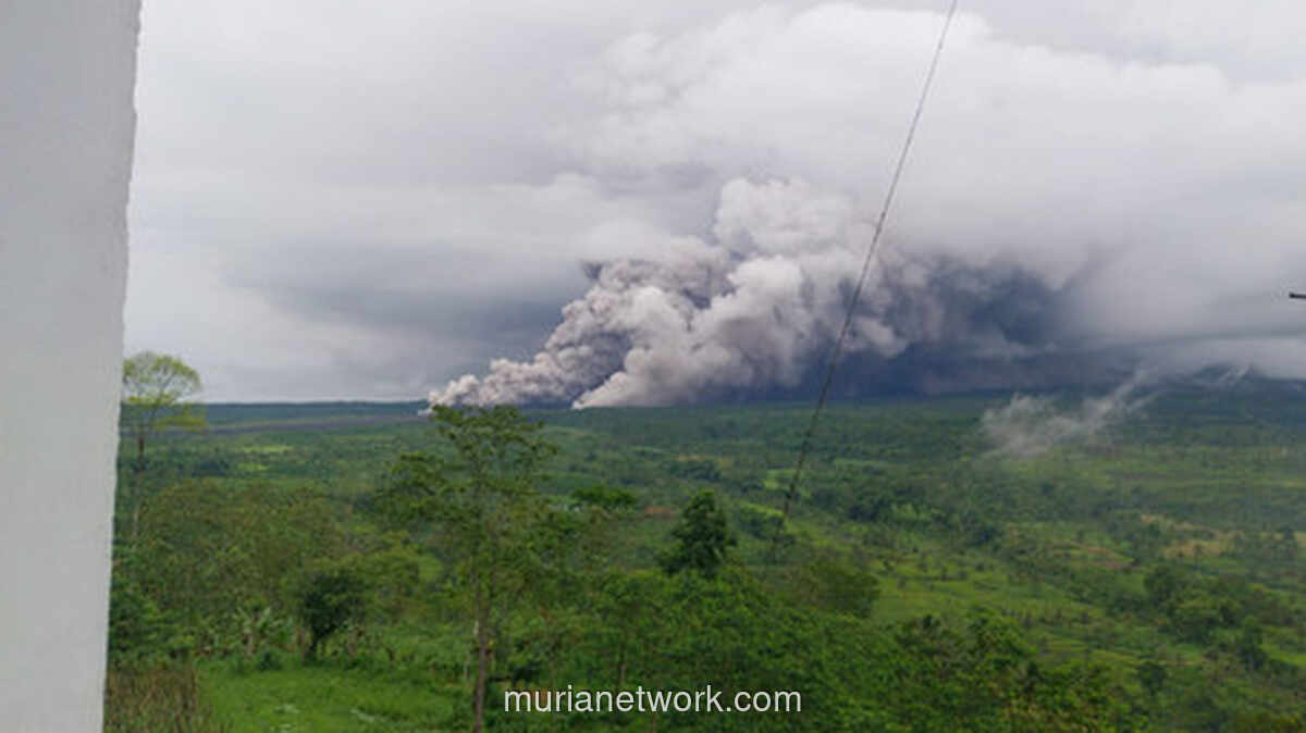 Gunung Semeru Muntahkan Awan Panas Guguran Sejauh 8,5 Kilometer