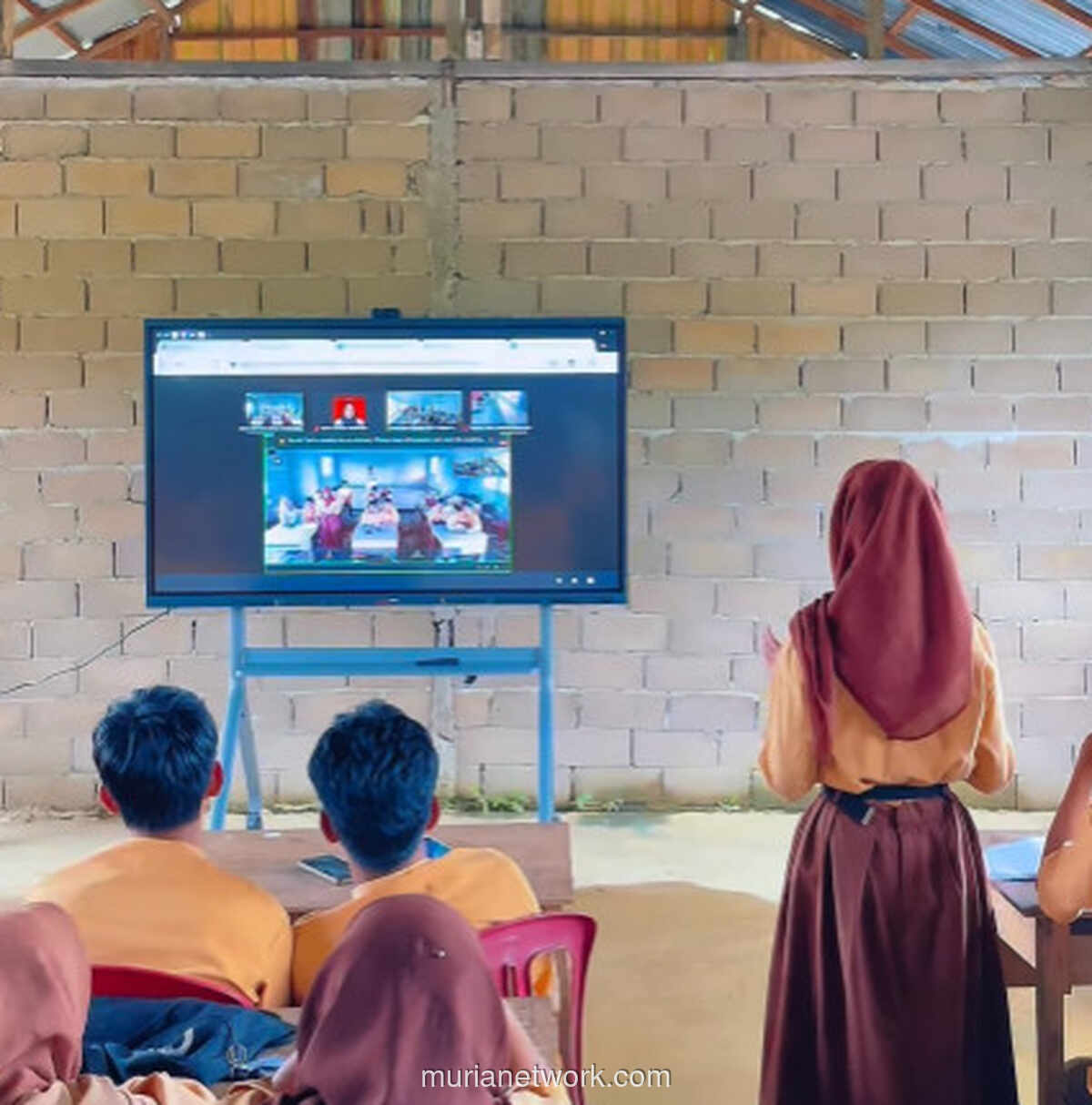 Papan Digital di SMA Nusa Harapan Buka Ruang Kelas Tanpa Batas
