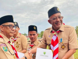 Indra Subekti Terima Lencana Pancawarsa di Puncak Raimuna Sintang