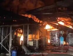 Kobaran Api di Gudang Oli Bekas Bogor, Petugas Damkar Berjibaku hingga Larut Malam