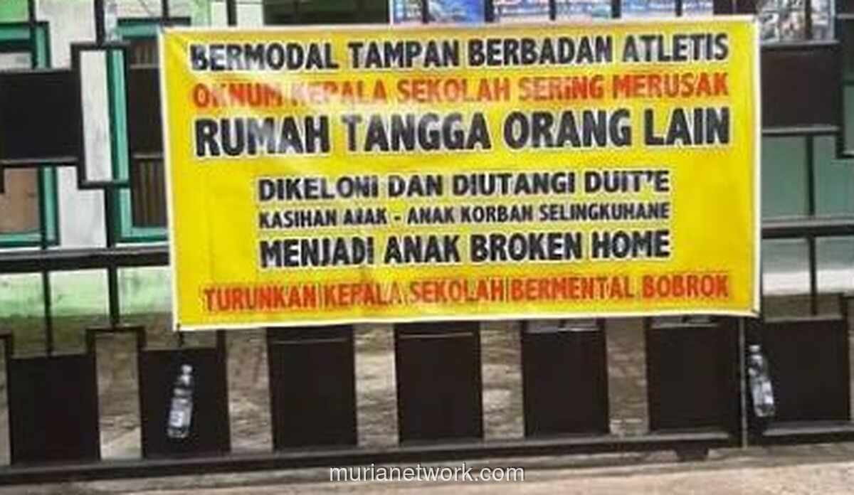Spanduk Misterius Tuding Kepala Sekolah di Pekalongan Perebut Istri Orang