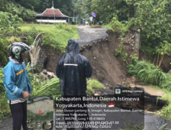 Jalan di Sriharjo Bantul Ambles, Warga Terpaksa Tempuh Jalur Memutar