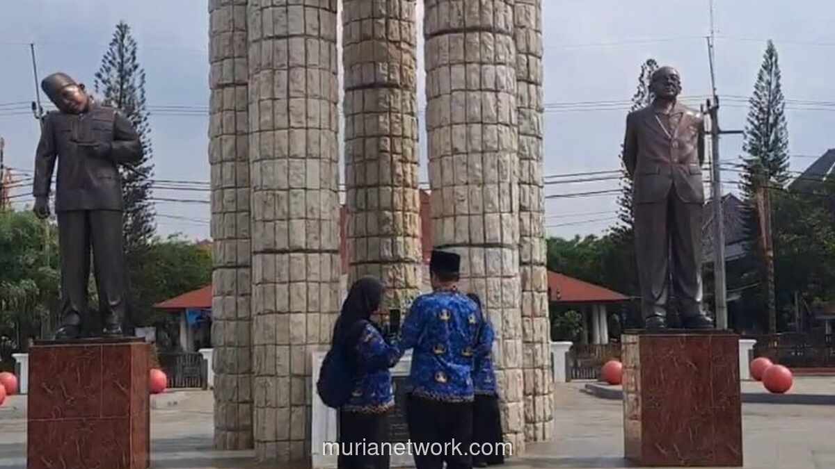 Patung Bung Karno Runtuh Diterpa Tenda, Pemerintah Indramayu Buka Suara