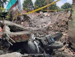 Tembok Sekolah Roboh di Palmerah, Motor Warga Tertimbun Reruntuhan