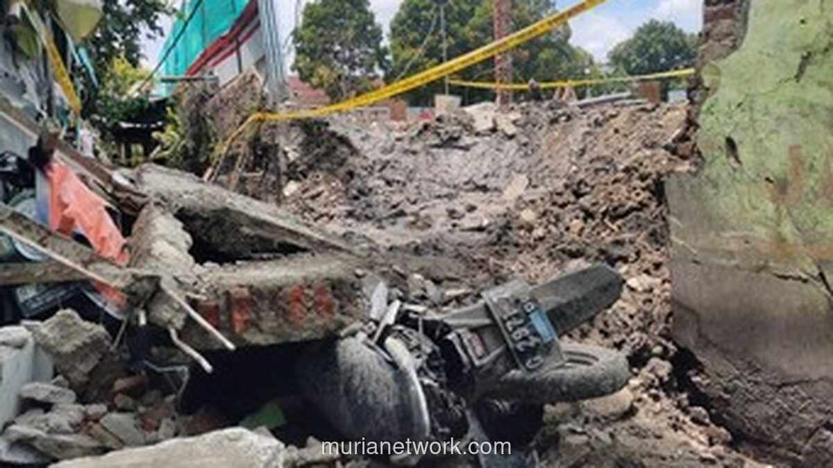 Tembok Sekolah Roboh di Palmerah, Motor Warga Tertimbun Reruntuhan