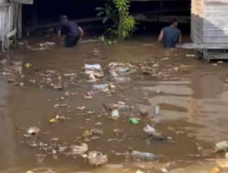 Warga Benua Melayu Laut Serbu Sampah di Kolong Rumah Panggung