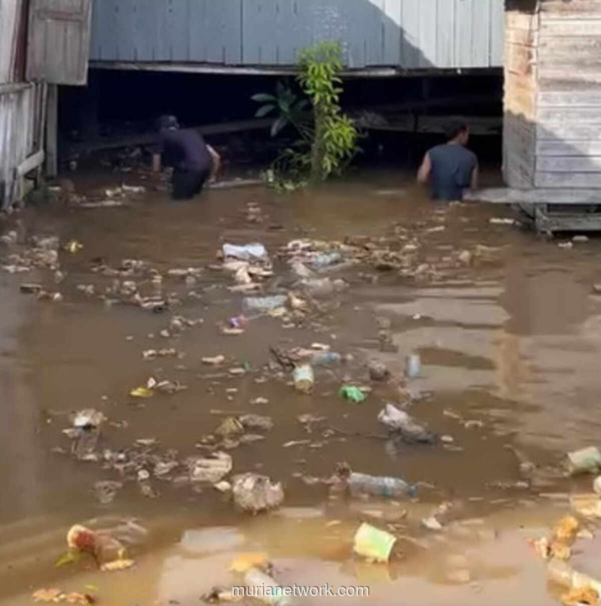 Warga Benua Melayu Laut Serbu Sampah di Kolong Rumah Panggung