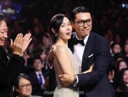 Momen Gemas Son Ye Jin Goda Hyun Bin yang Langsung Memerah di Blue Dragon Awards