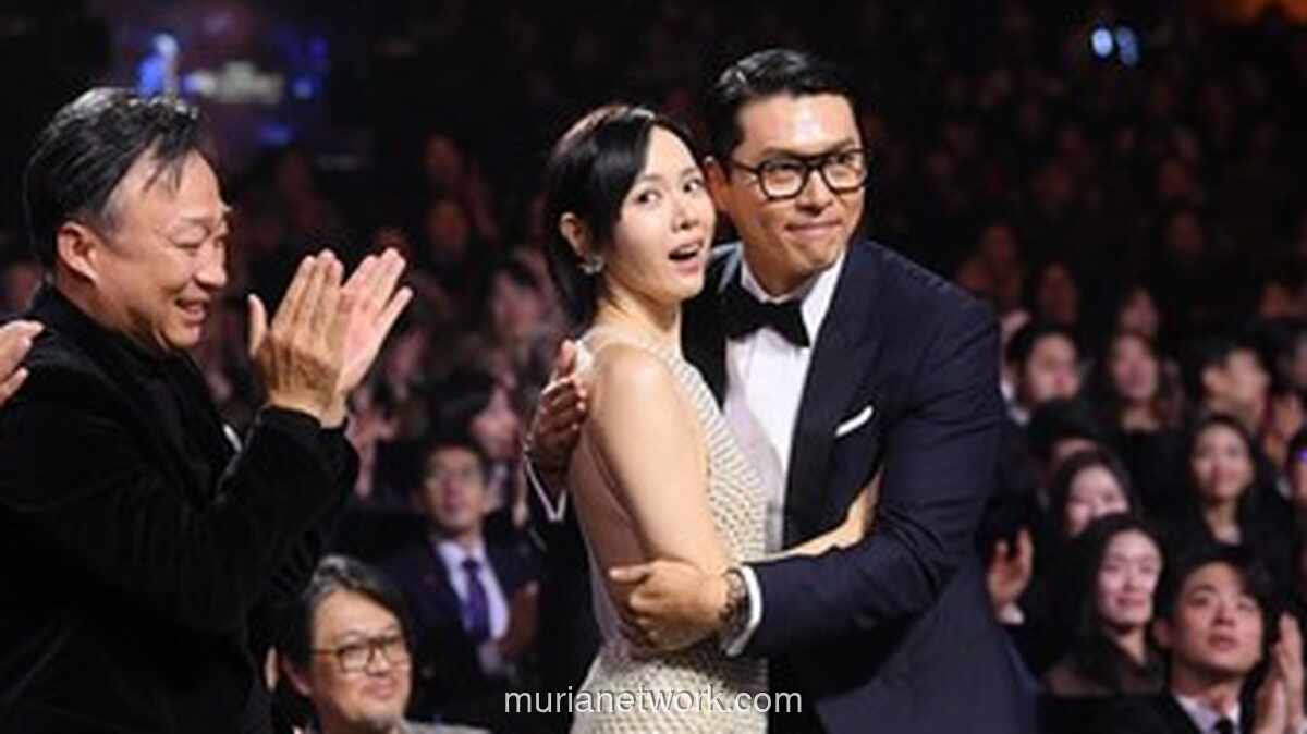 Momen Gemas Son Ye Jin Goda Hyun Bin yang Langsung Memerah di Blue Dragon Awards